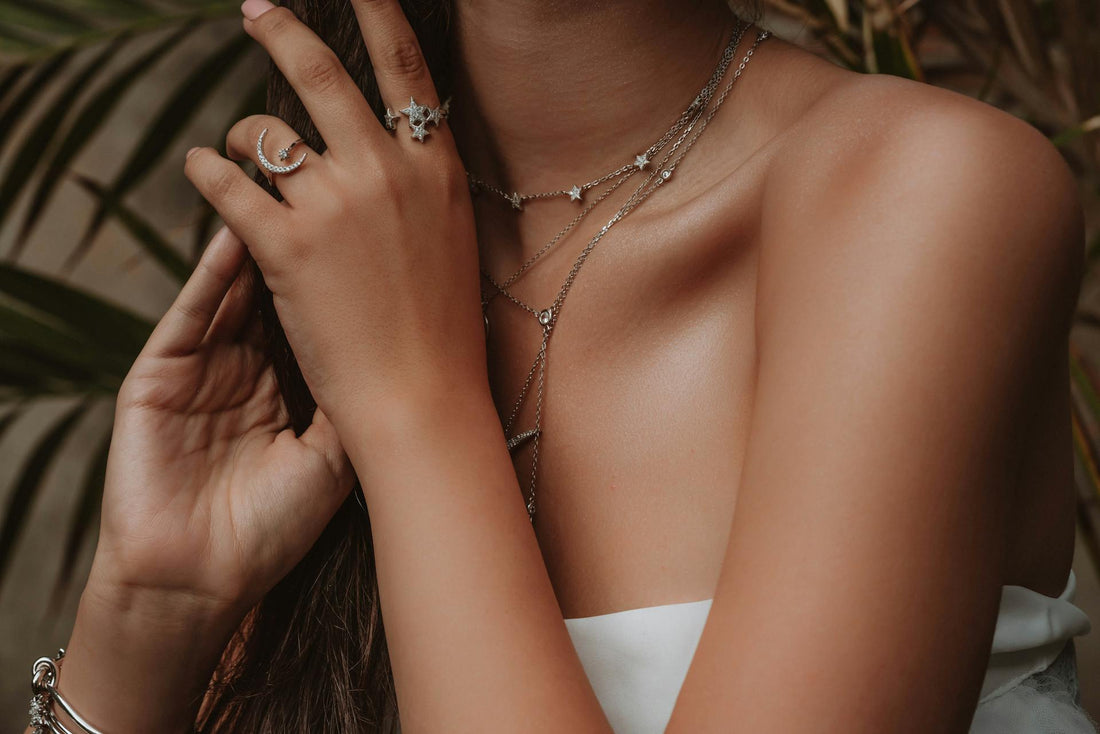 Layered Necklaces 2025: The Ultimate Guide to Mastering Multi-Chain Jewelry Styling.