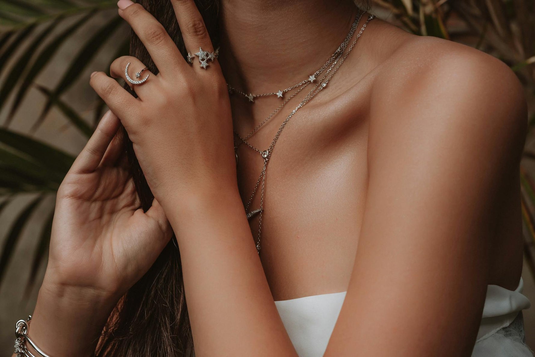 Layered Necklaces 2025: The Ultimate Guide to Mastering Multi-Chain Jewelry Styling.